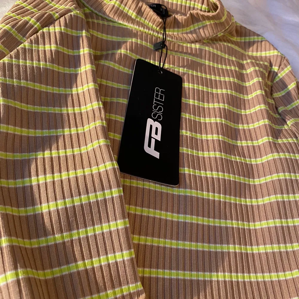 En neon randig tröja i färgen gul och beige köpta på new yorker. Aldrig använt och prislappet är på som ni ser. Tröjor & Koftor.