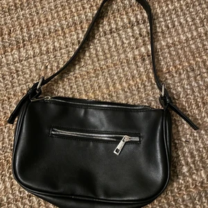 baguette väska - baguetteväska köpt på subdued. perfekt till sommaren får plats med allt nödvändigt 