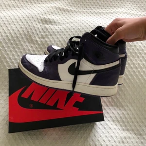 Jordan 1 high purple court 2.0 - Säljer mina jordans nu pga jag har fler par andra, nypris är ungefär 3500 men jag säljer dessa för 2000. Inga hål eller något sånt, bara lite smuts vid skosulorna men det går enkelt att tvätta bort, pris kan sänkas vid snabb affär