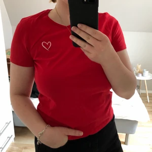 Röd t-shirt - Jättefin röd t-shirt med broderat litet hjärta, endast använd 1 gång