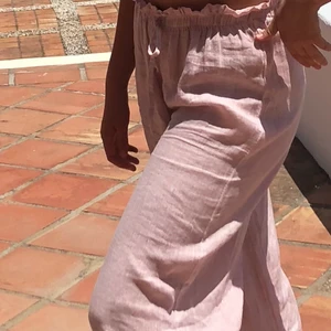 Linne byxor  - Säljer mina fina rosa linnebyxor köpta i en butik i Spanien❤️superfina, lite för korta för mig som är 1,72 och gillar lite mer högmidjat därav säljer jag dom, köparen står för frakt🥰  