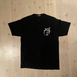 Vintage the hundreds t-shirt - En gammal tisha från tidigt 00 tal från the hundreds med både tryck fram o bak. Skick 8/10 bara lite urtvättad och den är i storlek L och sitter boxy!