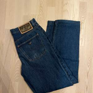 Säljer dessa pösiga jeans som passar ungefär 32. Dem är Armani och nypris ligger på ca 2000kr. Riktigt snygga, fraktas spårbart. Mvh 