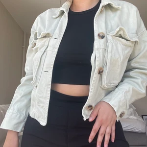 jeansjacka  - Mintgröna croppad jeansjacka från Zara i storlek XS, en knapp saknas vid höger ficka. 