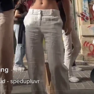 Linnebyxor - Så sköna och fina linnebyxor som jag köpt här på plick, tyvärr var de lite för små så säljer vidare. Byxorna går ner till marken på mig som är 167 cm lång. Jättebra skick💗 Frakt ingår i priset! Första bilden är lånad💓 Innerbenslängd är 73 cm. Midjemåttet är 74cm. 