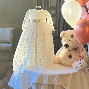 Dopklänning  - Som ny. Passar 3 månader till 1,5 år. Nypris 3500 