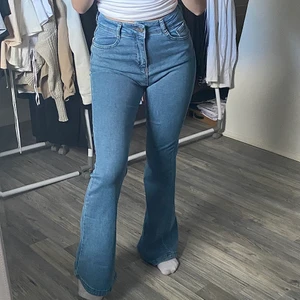 Bootcut jeans - köpta utomlands, aldrig använda med prislapp kvar, skulle passat 34/36, köparen står för frakten💕