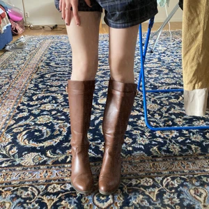 Stövlar  - Fina stövlar i storlek 39! 🥰 Jättesköna att ha på och smidiga att sätta på. Passar till allt! Kjol, klänning, shorts, jeans etc. Bara att kontakta för fler foton och mer information❤️ Pris kan diskuteras.