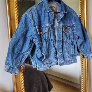 KORT BOXIG JEANSJACKA - Croppad jeansjacka. Vintage. Riktigt strukturerat tyg så den är väldigt rejäl. Vet ej storlek men skulle säga att den passar XS/S! 