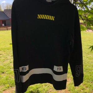 Jack & Jones hoodie i storlek M. - Svart Jack & Jones hoodie i Storlek M med ficka, luva och resår i ärmar och midja. Ganska stor medium, så passar även en mindre L.