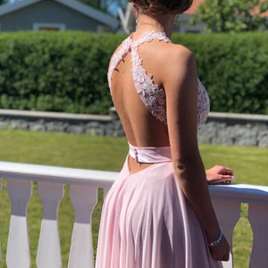 Balklänning  - Säljer min fina balklänning som bara är använd endast en gång✨Bandet runt saknas tyvärr!