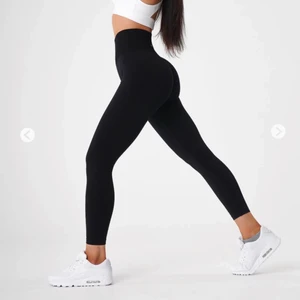 NVGTN TIGHTS XS - Tightsen är slutsålda på hemsidan. Seamless svarta, sitter snyggt vid rumpan. Endast testat 1 gång aldrig använt. För små för mig därför säljer jag. Om det köpes snabbt kan jag gå ner 350kr