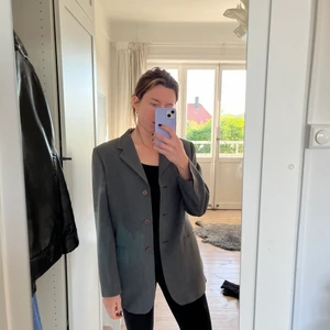 Grå oversize kavaj - JÄTTEsnygg kavaj i oversize modell!! Så himla fin passform och snygg färg! Inköpt på secondhand i Spanien! Storlek okänt men passar mig som har 36 annars! Skickar med postnord eller möts upp i Stockholm ⭐️