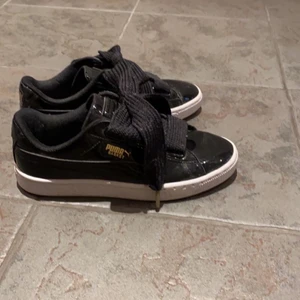  Svarta Puma skor  - Svarta puma skor i lite lack material. Jättesnygga svarta puma skor som passar till allt. Skorna är använda nån enstaka gång men har inga synliga slitningar. Inner sulan är dock borta därav priset. Skorna har stora fina snören som gör skorna väldigt söta. Köpta för 699kr säljs för 300kr.