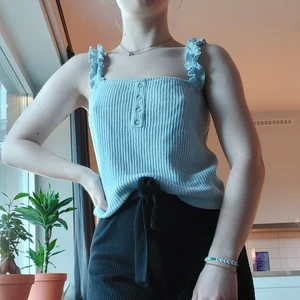 Ljusblått linne med vålanger - Jättegulligt, babyblått linne från Bershka. Väldigt fina vålanger till ärmar och fina fakeknappar som detalj vid den fyrkantiga halslinjen. Storlek 38, dock brukar jag använda XS i toppar och denna passar ganska bra, möjligen något stor på mig. Endast använd ett fåtal gånger, alltså i väldigt fint skick! Var inte rädd för att skriva vid frågor!😊