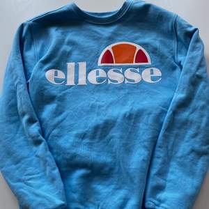 En ljusblå ellesse sweatshirt <3 helt nyskick (använt 1-2 gånger) nypriset är runt 500-600 💙 