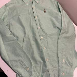 Hej! Säljer denna fina mintgröna ralph lauren skjortan som inte kommer till användning! Knappt använd alls. Köparen står för frakten 🤍