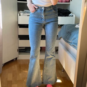 Snygga bootcut jeans  - Ett par ljusblåa snygga bootcut jeans. Nyskick💕 köparen står för frakt☺️
