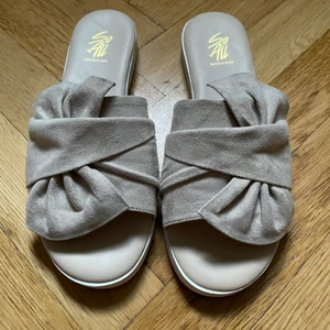 Sandaler - Superfina beiga sommarsandaler i strl 37, aldrig använda :) Nypris 600kr.