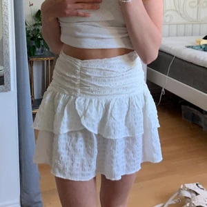 Vit kjol - Vit kjol från Ginatricot, köpt förra året med lapp kvar🤍 