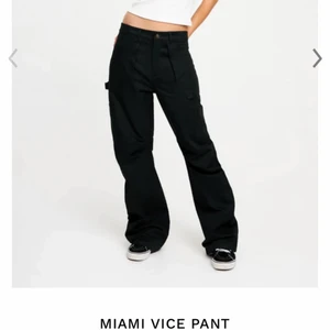 Lioness Miami vice pants - Säljer dessa ovanvända byxorna från lioness. Säljer för billigare än på hemsidan trots att dem enbart är testade och var för stora men superfina annars💞