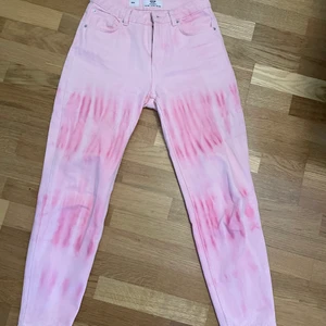 Rosa jeans  - Rosa jeans från bershka som jag inte fått någon användning till!
