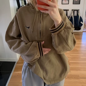 nike hoodie -  half zip hoodie från nike med coola svarta detaljer vid händerna! väldigt bra skick. skriv om ni har frågor!