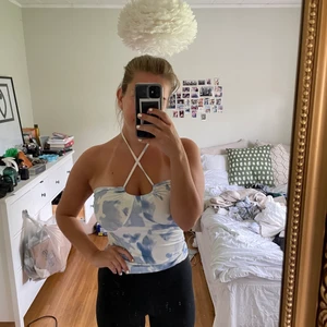 Somrig topp - Jättefin topp som går och knyta lite hur man vill men jag har haft den såhär. Endast använd 1 gång🤍🤍har klippt lappen så vet inte vart den är från elelr vilken storlek. Men passar xs-m hur man vill att den ska sitta. Den går bra på mig som har lite större tiddies 