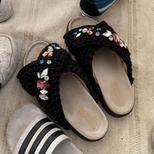 Inuikki tofflor - Har bestämt mig för att sälja mina inuikki tofflor, då dom inte alls kommer till användning. Säljer dock endast vid bra bud, så bud är ej bindande!!!!!  Nypris är 2400kr strl 40 men passar 38/39 också