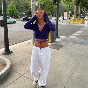 Cargobyxor - Vita cargobyxor från hm som tyvärr inte kommer till användning! 🥰 Så snygga och slutsålda i denna storlek ❤️ Populära och trendiga. Passar 36 lite mer baggy, så du kanske kan ha dem som en 38 om du vill ha dem mindre baggy. Är 165 och de är bra i längden, passar även längre. Medela för mer information ❤️