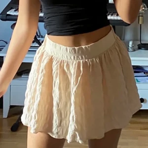 Volangkjol - Supersöt beige/gulaktig volangkjol från zara. Hyfsat kort men den har inbyggda shorts, fint skick då jag endast använt den 2 gånger. Skriv privat för fler bilder💓
