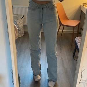 Jätte jätte fina jeans från weekday. Säljer för jag ej använder dem längre. Har slits på båda sidorna och har även gjort dem längre än va dem varit innan. Ofta använda 