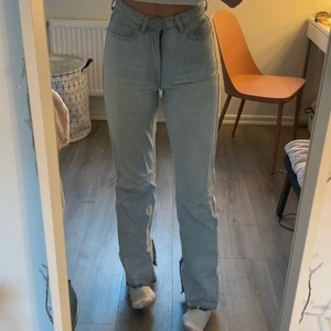 Jeans - Jätte jätte fina jeans från weekday. Säljer för jag ej använder dem längre. Har slits på båda sidorna och har även gjort dem längre än va dem varit innan. Ofta använda 