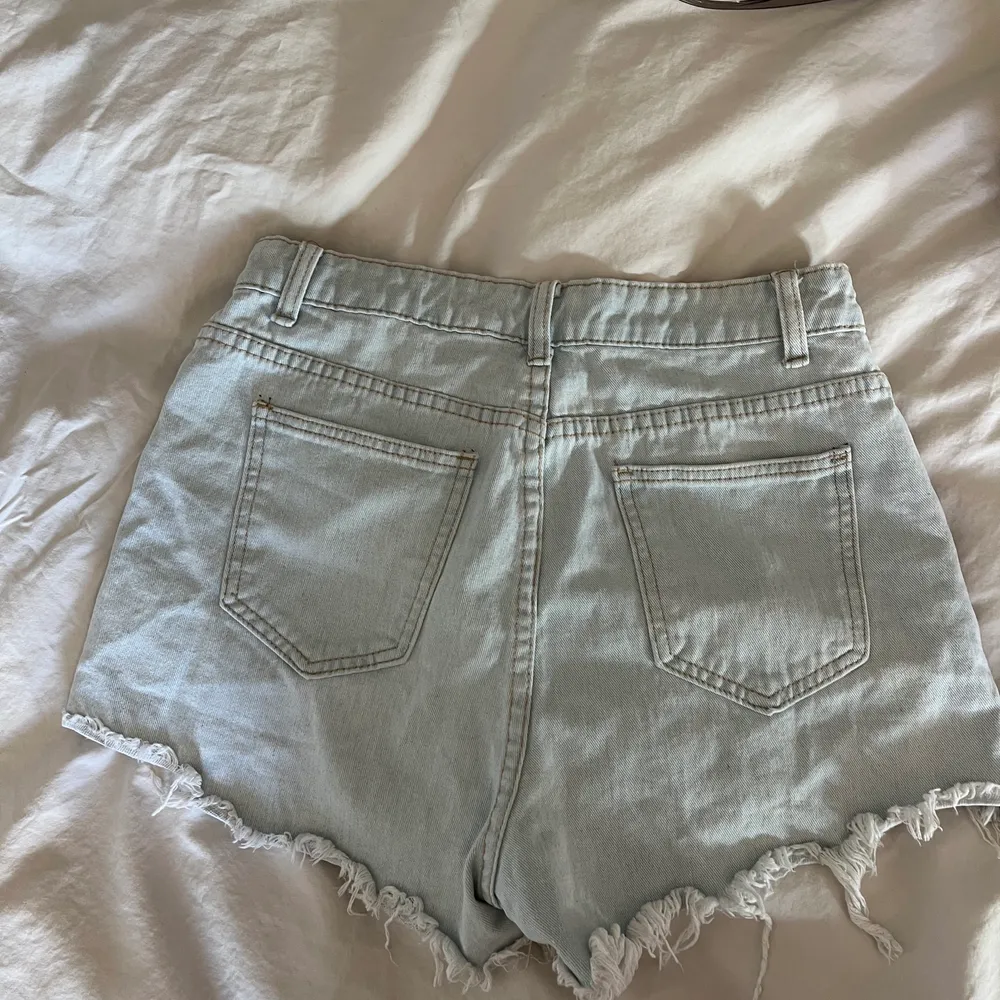 Säljer dessa jeansshorts som är såå snygga men tyvärr inte passar mig. Knappt använda. 💕 60kr + frakt . Shorts.