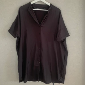 Strand klänning  - En väldigt luftig och härlig strand klänning. Väldigt bra att ha över t.ex. din bikini eller klä upp den med ett skärp mm. Väldigt härligt materiel och passar många beroende på hur man vill att den ska sitta. 🖤