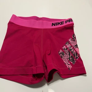 Nike träningsshorts - Hej! Säljer dessa nike shorts som är super till träning och jättebekväma!