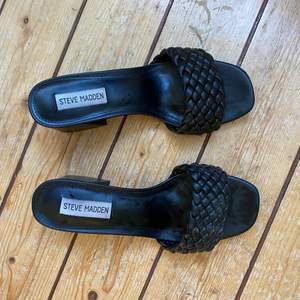 Säljer mina superfina sandaletter från Steve Madden i storlek 38. Klackhöjd 6,5 cm. De är endast använda 2 ggr och är i mycket fint skick, skickas i originalkartong. Kan mötas upp eller skicka mot fraktkostnad. Nypris 999 kr.