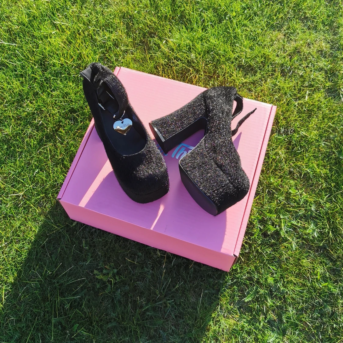 Dollskill, Sugar Thrillz skor