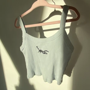 Blått linne  - Säljer detta jätte fina blåa linnet från bullandbear,eftersom jag har för många!!!! Köpt för 129kr säljer för 70kr storlek XS/XXS !🤩❤️ gratis frakt.