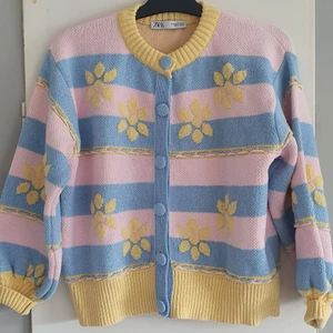Cardigan - Säljer nu min jättefina cardigan från Zara som tyvärr inte kommit till användning. Helt ny och aldrig använd, supermysigt material och väldigt skön både under sommar och vinter. Nypris 450 så jag säljer den för 250 kr, frakten tillkommer och kan variera 