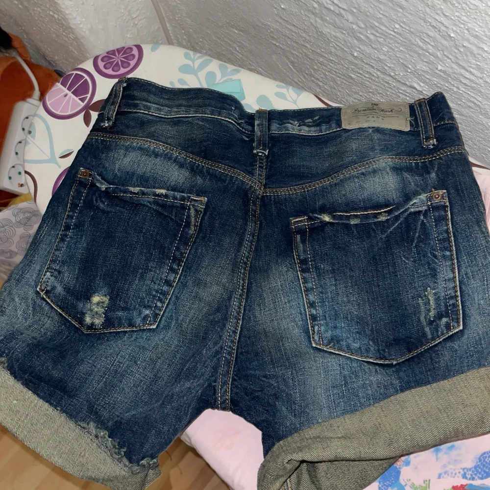 Säljer mina zara shorts som jag aldrig använt pga för liten. Storlek 34. Aldrig använt, inga defekter.  . Shorts.