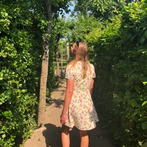 Sommarklänning  - Jättefin sommarklänning i fint skick! Så fin under sommaren!💛 paketpris vid köp av flera plagg!✨✨