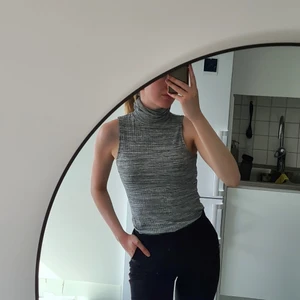 Turtleneck - VÅRRENSNING!! Allt doneras måndag 30/5   Kolla gärna in mina andra annonser, pris kan diskuteras✨️ Tveka inte att höra av dig vid funderingar  Gråmellerrad och lite ribbstickad. Superstretchig men bra passform och mjuk. Använd vid ett fåtal tillfällen
