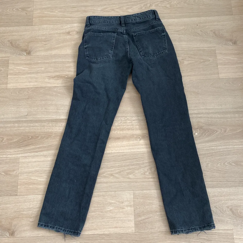 Svarta mid rise jeans från zara, dom kostade 400 från början men är slutsålda på hemsidan, använda 1 gång, . Jeans & Byxor.