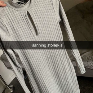 Klänning  - Grå klänning med lite öppet över bröstet 