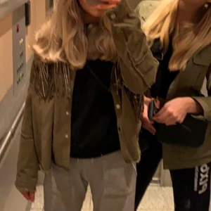 Zara jacka - Säljer min fina gröna jacka från zara med fransar!🙌🏼🙌🏼knappt använd💕