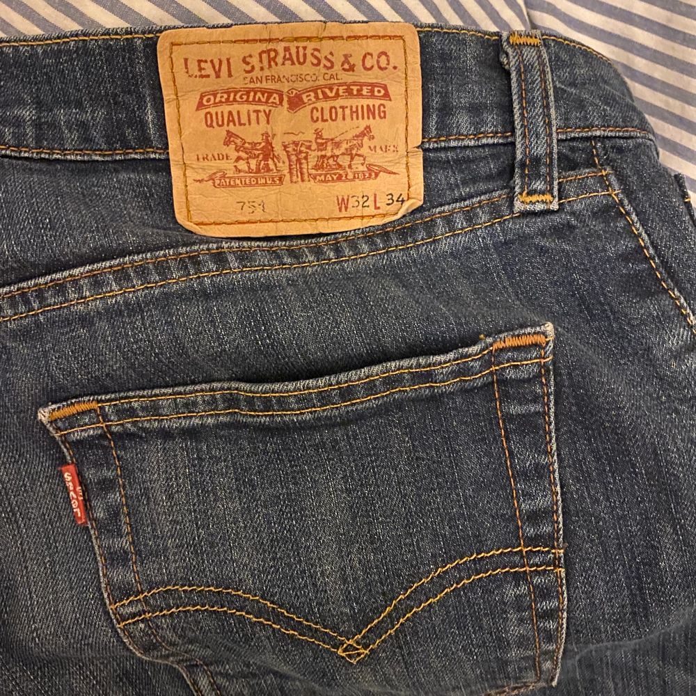 Bestämt mig för att sälja mina sjukt snygga Levis jeans vintage i den populära modellen 751!! Så bekväma och as snygg tvätt!!🙌🙌. Jeans & Byxor.