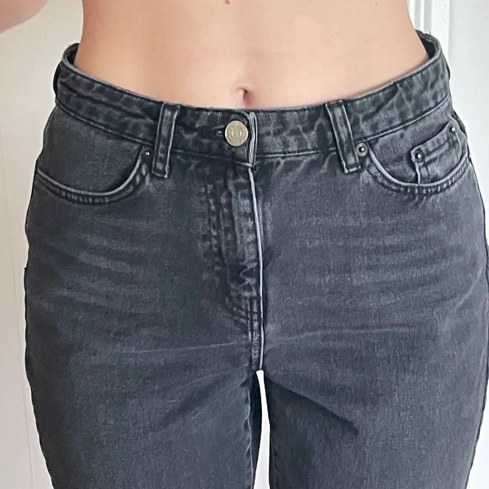 Ett par svarta washed momjeans från Gina Tricot!💗 Jag är ganska lång så de ser mer croppade ut på mig. I storlek 38 och i gott skick!. Jeans & Byxor.