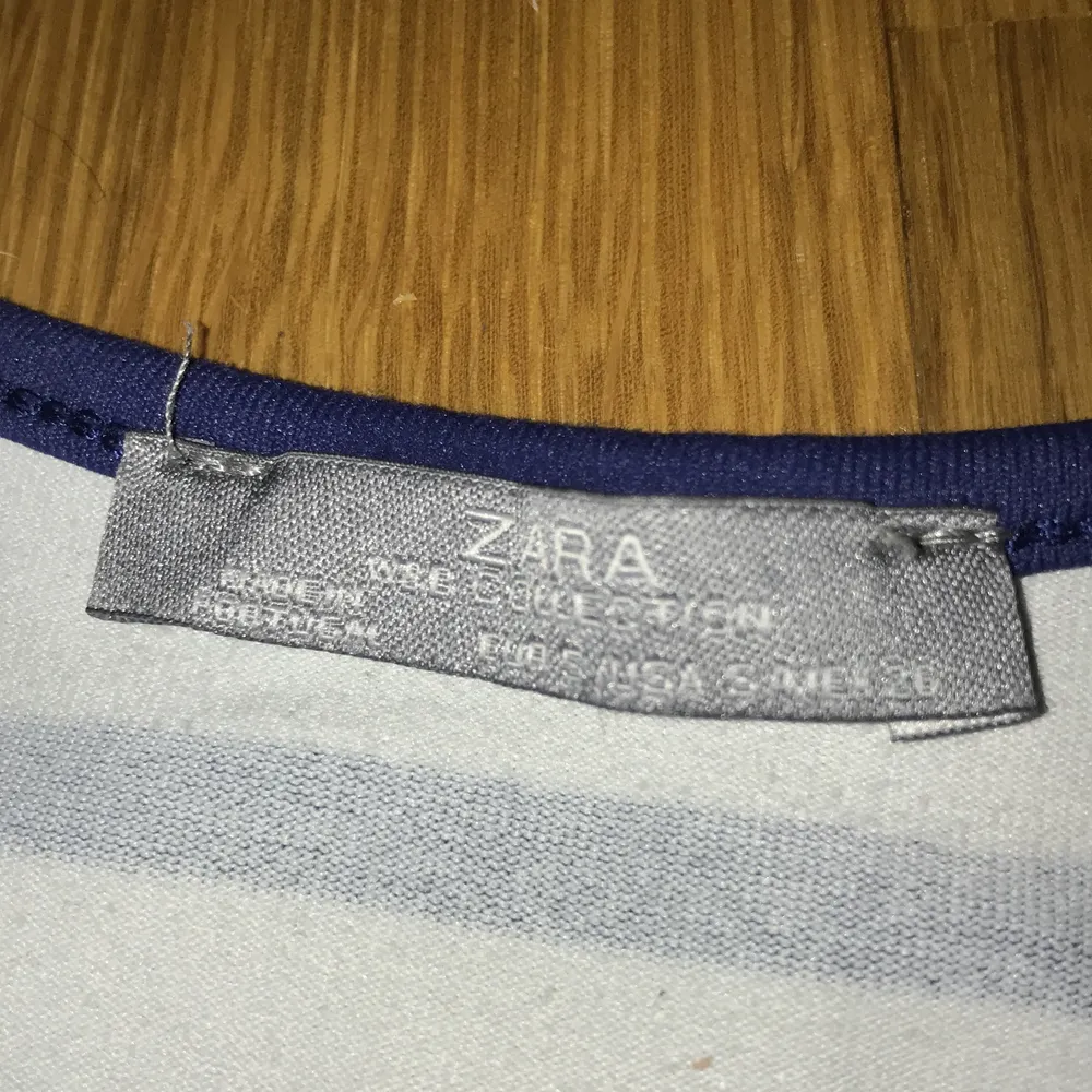 Säljer detta fina linne från Zara, sömmen nere vid ryggen är lite loss men de går enkelt att sy säjälv det är inget som syns när man har den på sig.. Toppar.