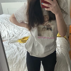 T-shirt med motiv - T-shirt från ”new girl order”, köpt från asos.  Med motiv (spoiled rotten). Storlek EU 36, men den är en oversized i storleken. 